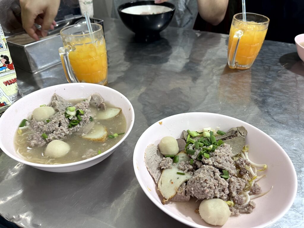 頼んだメニューは透明スープ＋バミー（中華麺）＋ミックスとスープなし＋センミー（細麺）＋ミックス