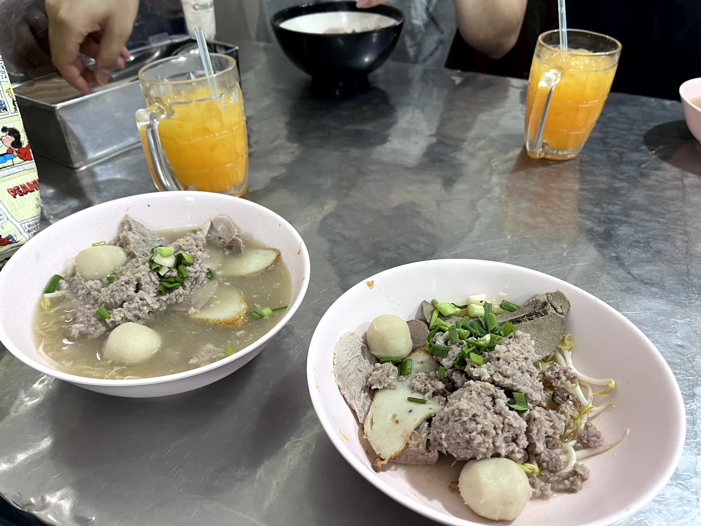 頼んだメニューの透明スープ＋バミー（中華麺）＋ミックスとスープなし＋センミー（細麺）＋ミックス