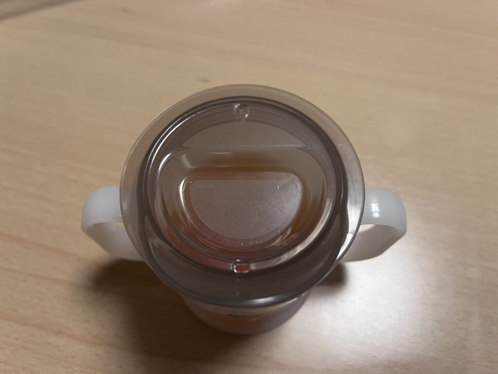 小さい穴が開いた蓋の様子。