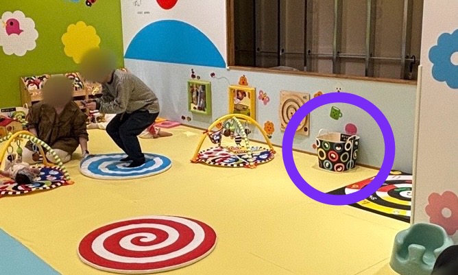 ベビーエリアのお片付けのカゴの写真。