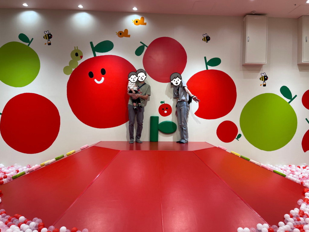 大きなりんごのすべり台全体を写した記念写真。