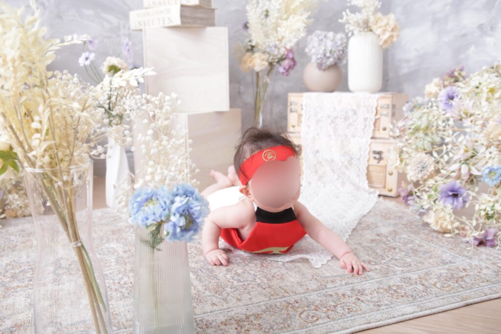 洋風なブースで撮影する息子の様子。