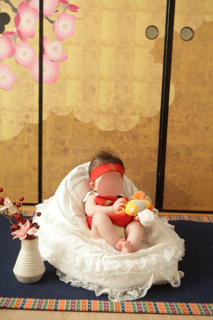 おもちゃを持ったまま撮影する息子の写真。