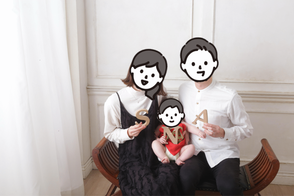 スタジオキャラットで家族写真を撮る様子。