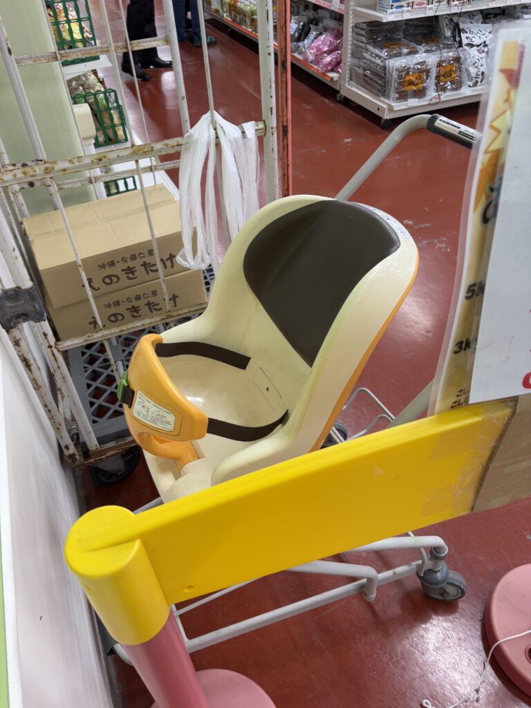 うまんちゅ市場にあった子ども用のカート。