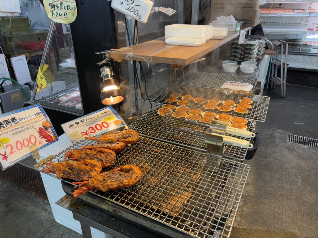 焼かれた海鮮の写真。