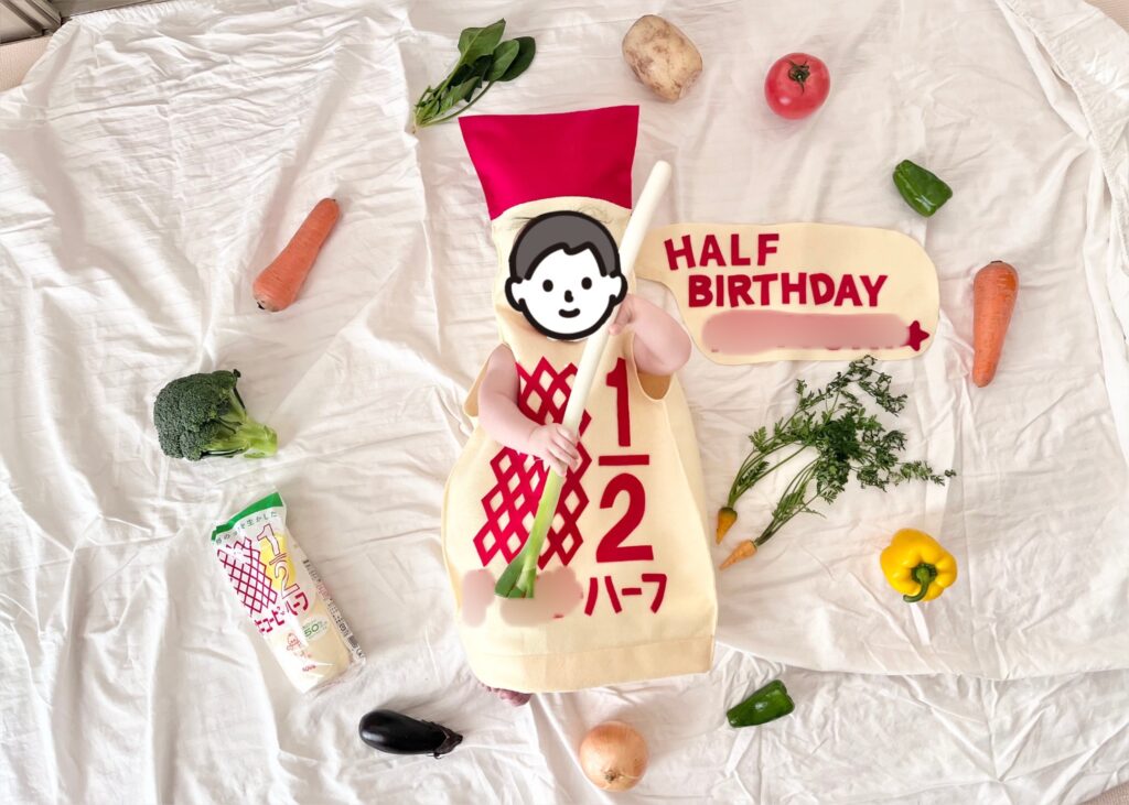 野菜を散りばめて置いて、キューピーハーフの衣装を着た息子の写真