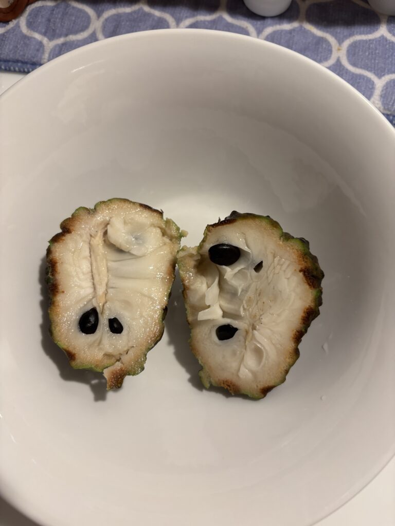 追熟したアテモヤを半分に切った写真。