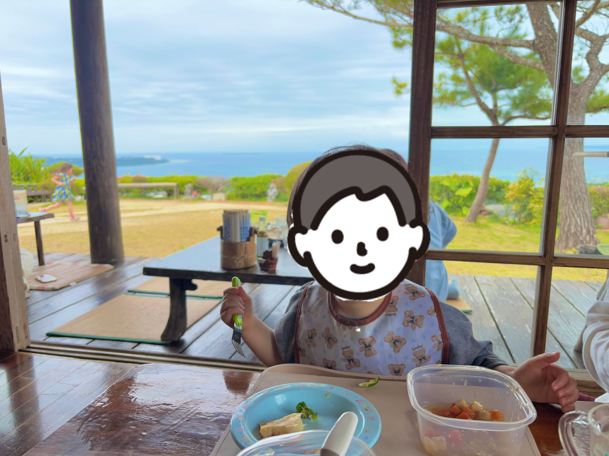 店内で食事する息子の様子の写真。