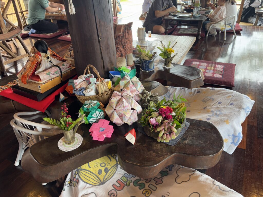 店内の飾り物の写真。