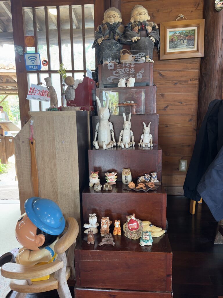 店内に飾られたシーサーなどの置物の写真。