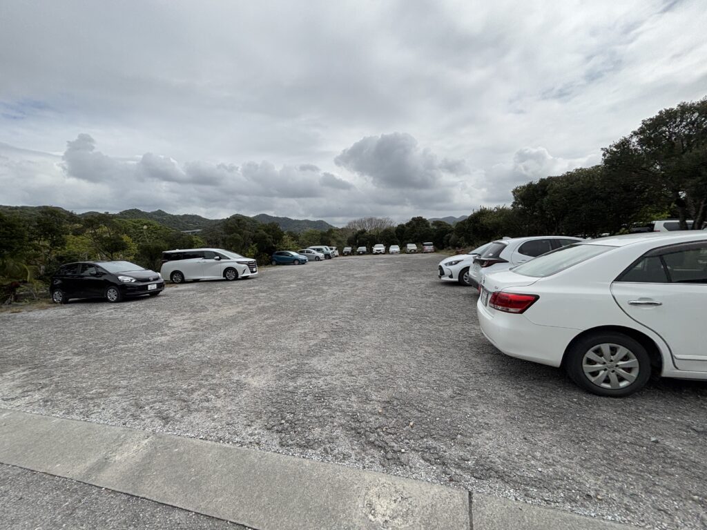 何台も停められそうな広々とした駐車場の写真。