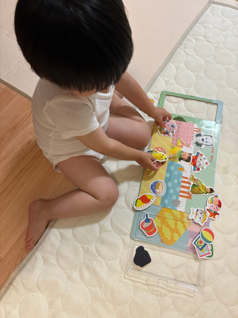 マグネット絵本で遊ぶ息子の様子の写真。